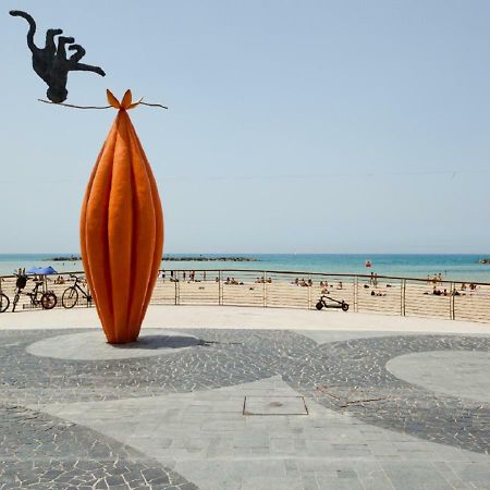 The Surfer'S Beach House Tel Aviv Eksteriør billede